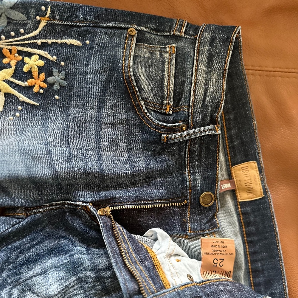Driftwood Kelly Embroidered Jeans, like new, size 25, never worn
